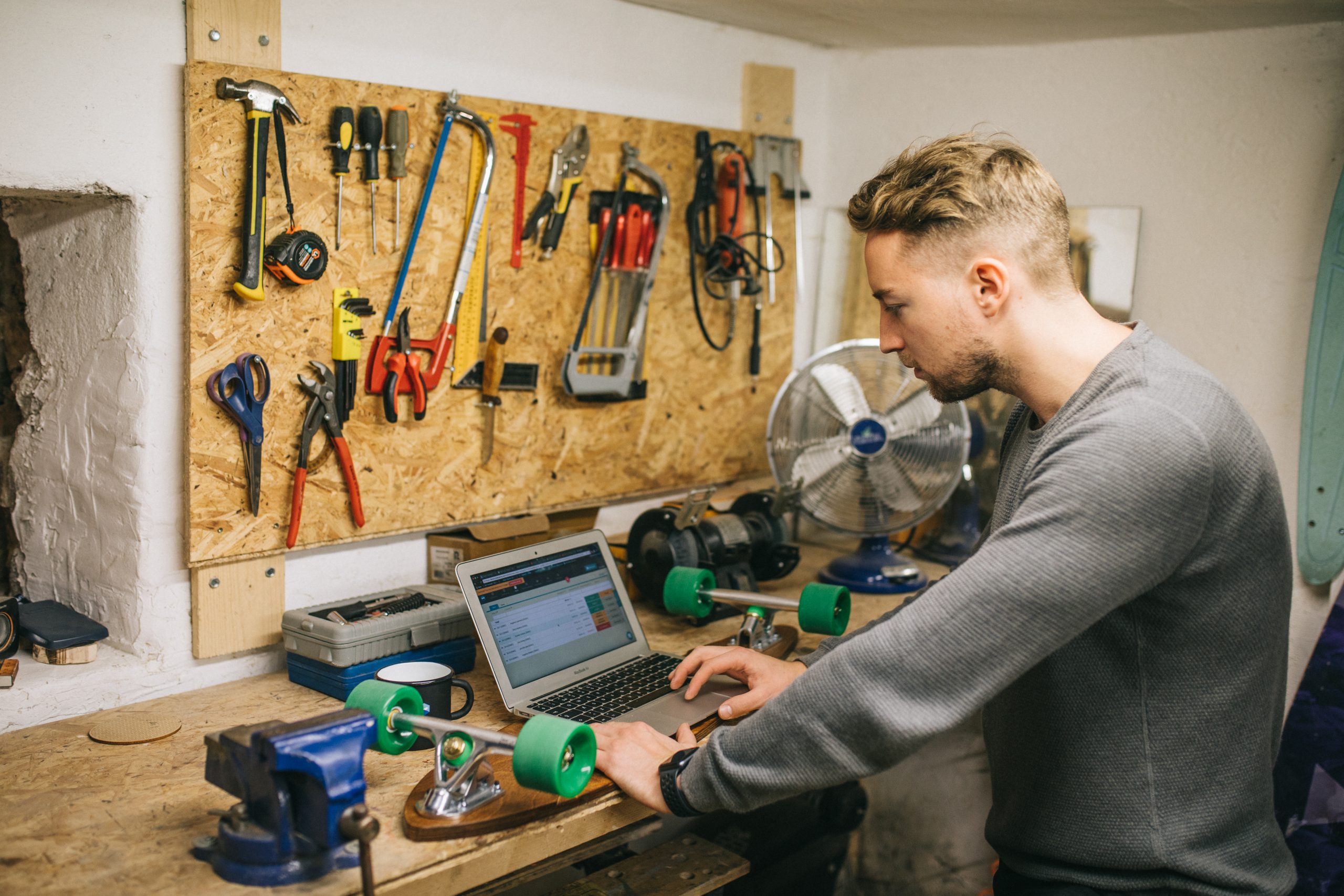 Employee at the wood workshop using Katana's software running on a laptop