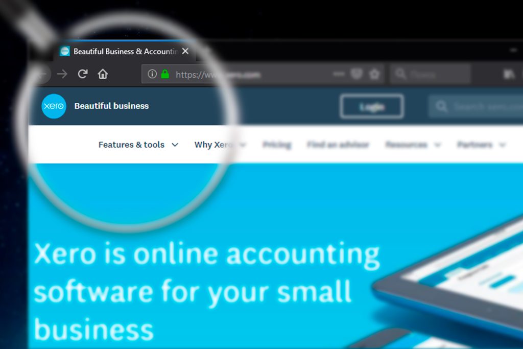 A magnifying glass looking at the Xero homepage